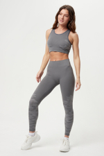 Топ бесшовный с вырезом на спине и рисунком милитари