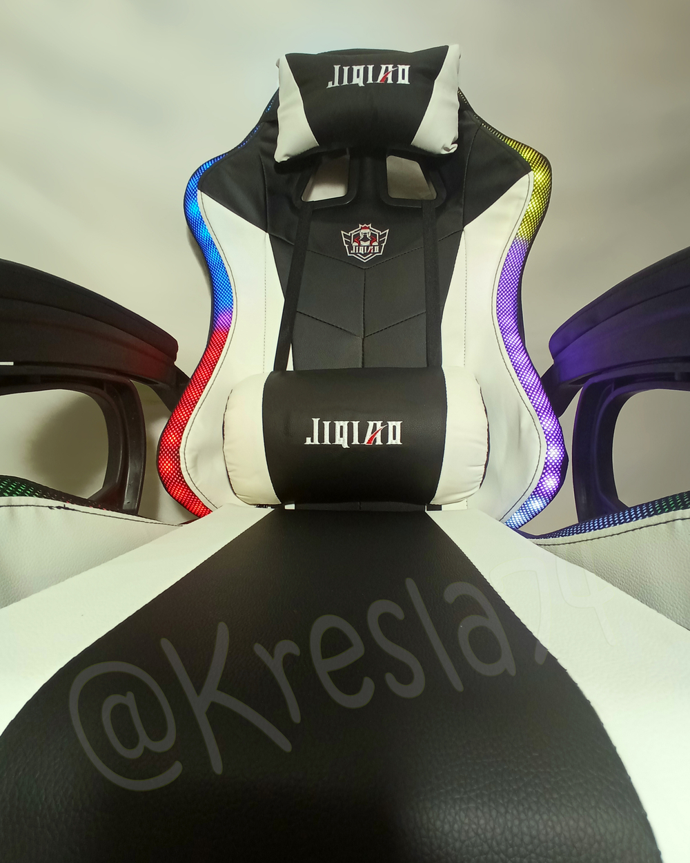 Геймерское кресло с RGB подсветкой и динамиками черно-белое