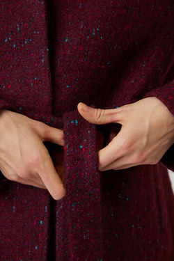 Прямое пальто из шерсти букле бордового цвета