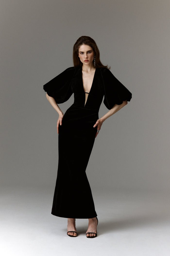 Платье миди удлиненное из бархата с объемными рукавами и вырезом