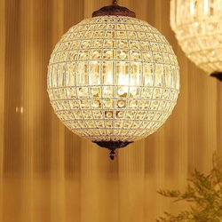 Элегантная подвесная люстра с шарообразным плафоном из фактурного стекла