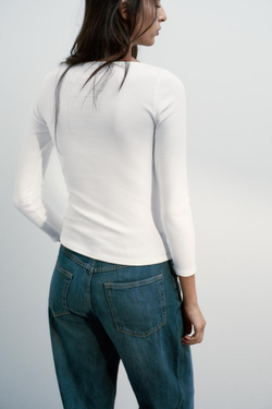 ZARA ФУТБОЛКА С ОБЪЕМНЫМ ЦВЕТКОМ, БЕЛЫЙ