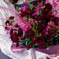 53. Букет с хризатемами сантини в бордовых оттенках