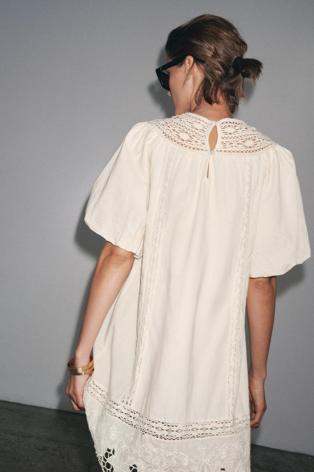 ZARA КОРОТКОЕ ПЛАТЬЕ С ВЫШИВКОЙ — ZW COLLECTION, ЭКРЮ