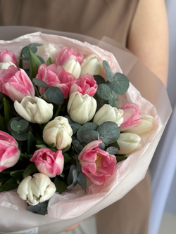 Весеннее сочетание белых, розовых тюльпанов и эвкалипта в объемном оформлении от Флора Маркет