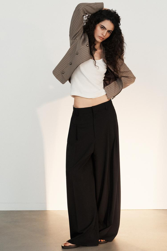 ZARA БРЮКИ С ЗАЩИПАМИ, ЧЕРНЫЙ