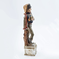 [Коллекционная статуэтка] «Гусар». Фарфоровая скульптура из серии «Армия Наполеона». Capodimonte.