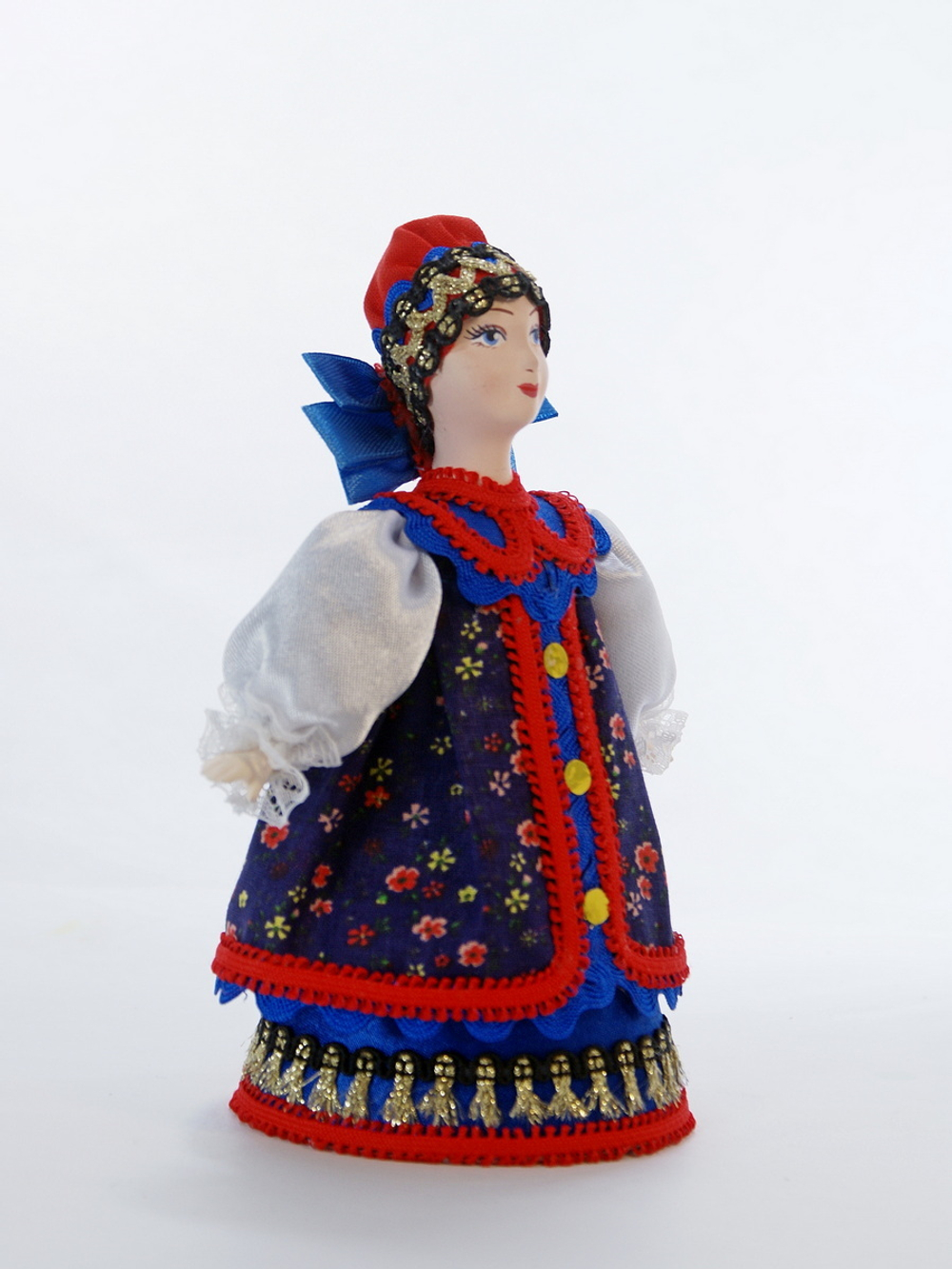 Кукла коллекционная женщина в русском костюме с тремя бантами