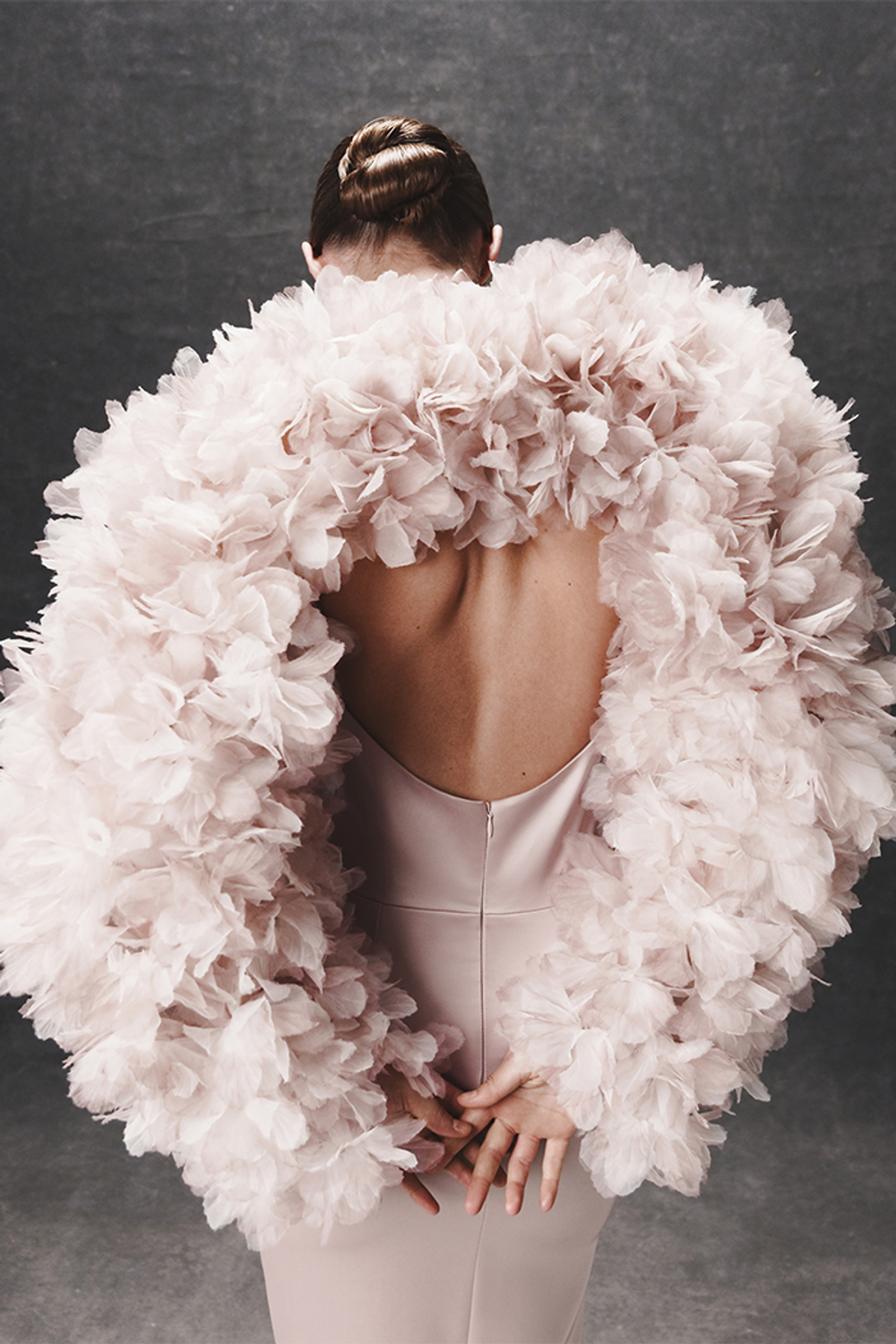 Объемное болеро с цветочной отделкой