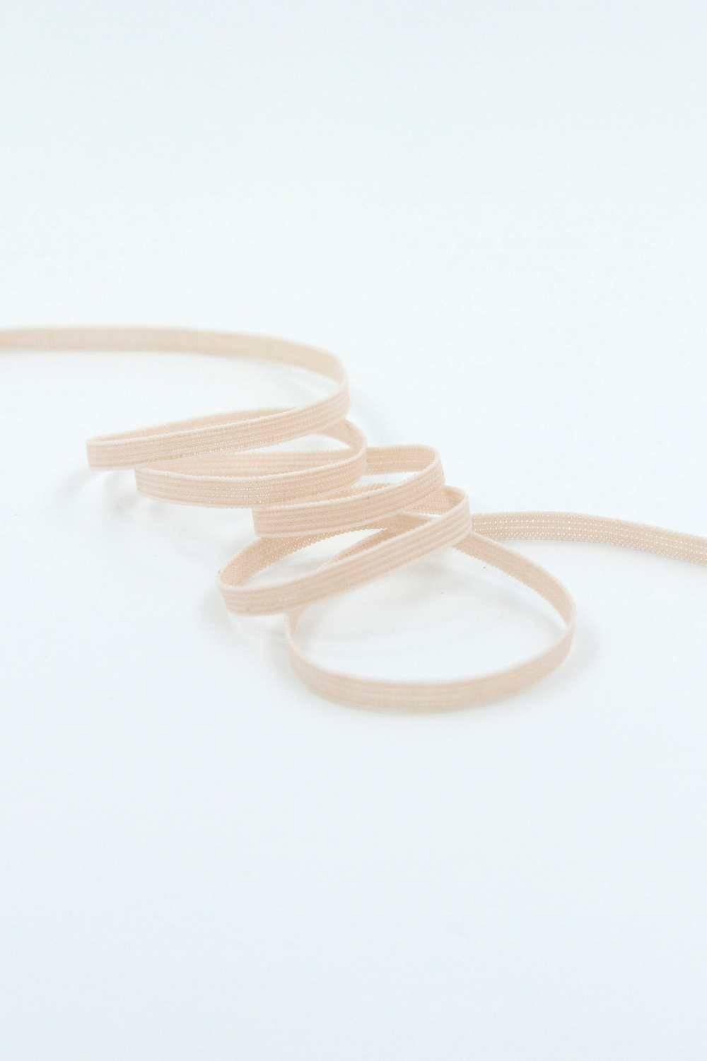 Резинка узкая бельевая серебристый пион ширина 4 мм с учётом фестона Lauma (Латвия)