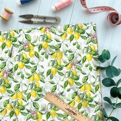 Ткань атлас яркие лимонные ветки на белом фоне