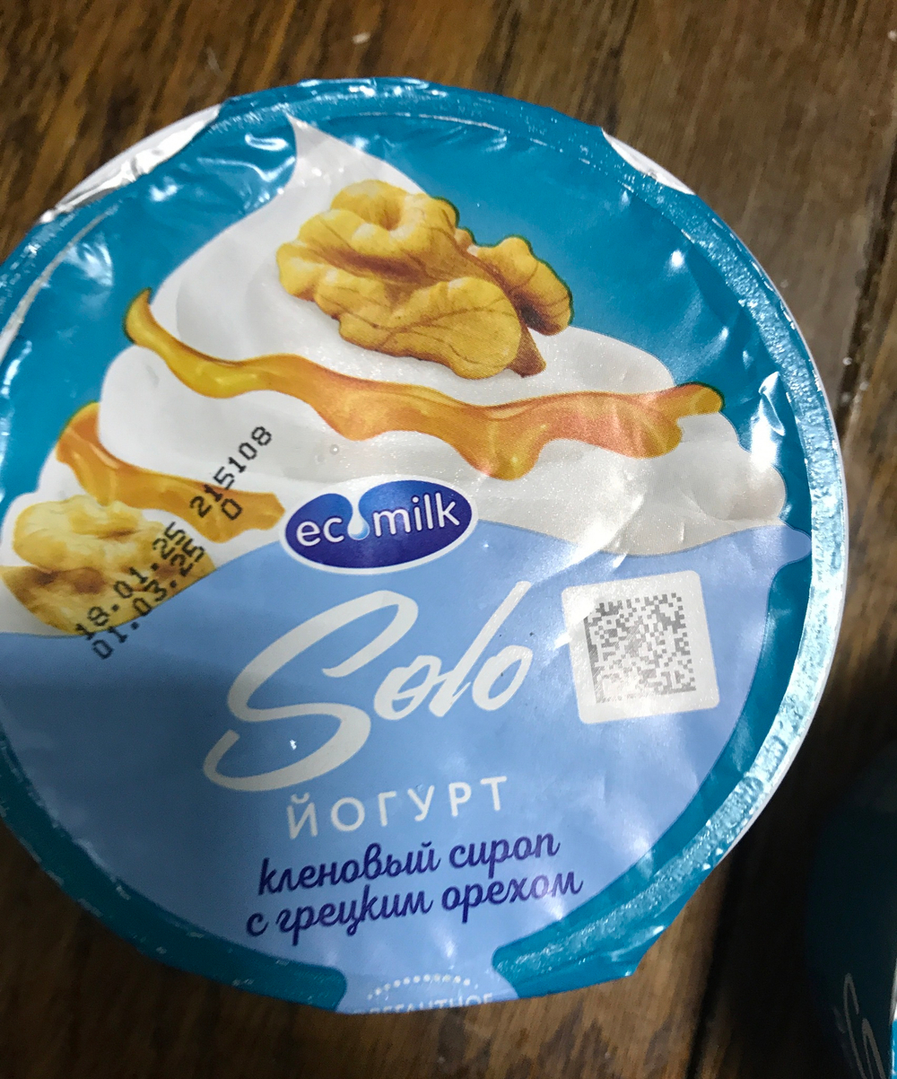 Йогурт с кленовым сиропом и грецким орехом