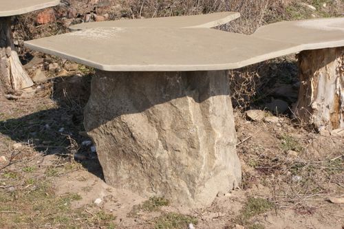 Необычный каменный стол