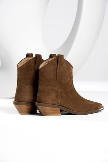 Казаки из натуральной замши со стальным носиком SCARLETT / горький шоколад