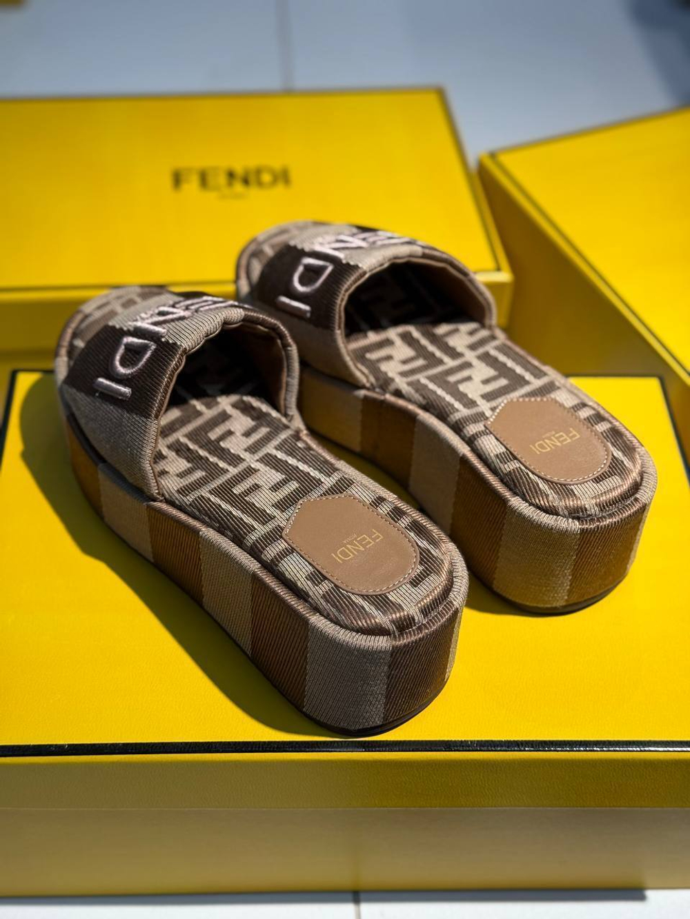 Шлепанцы Fendi