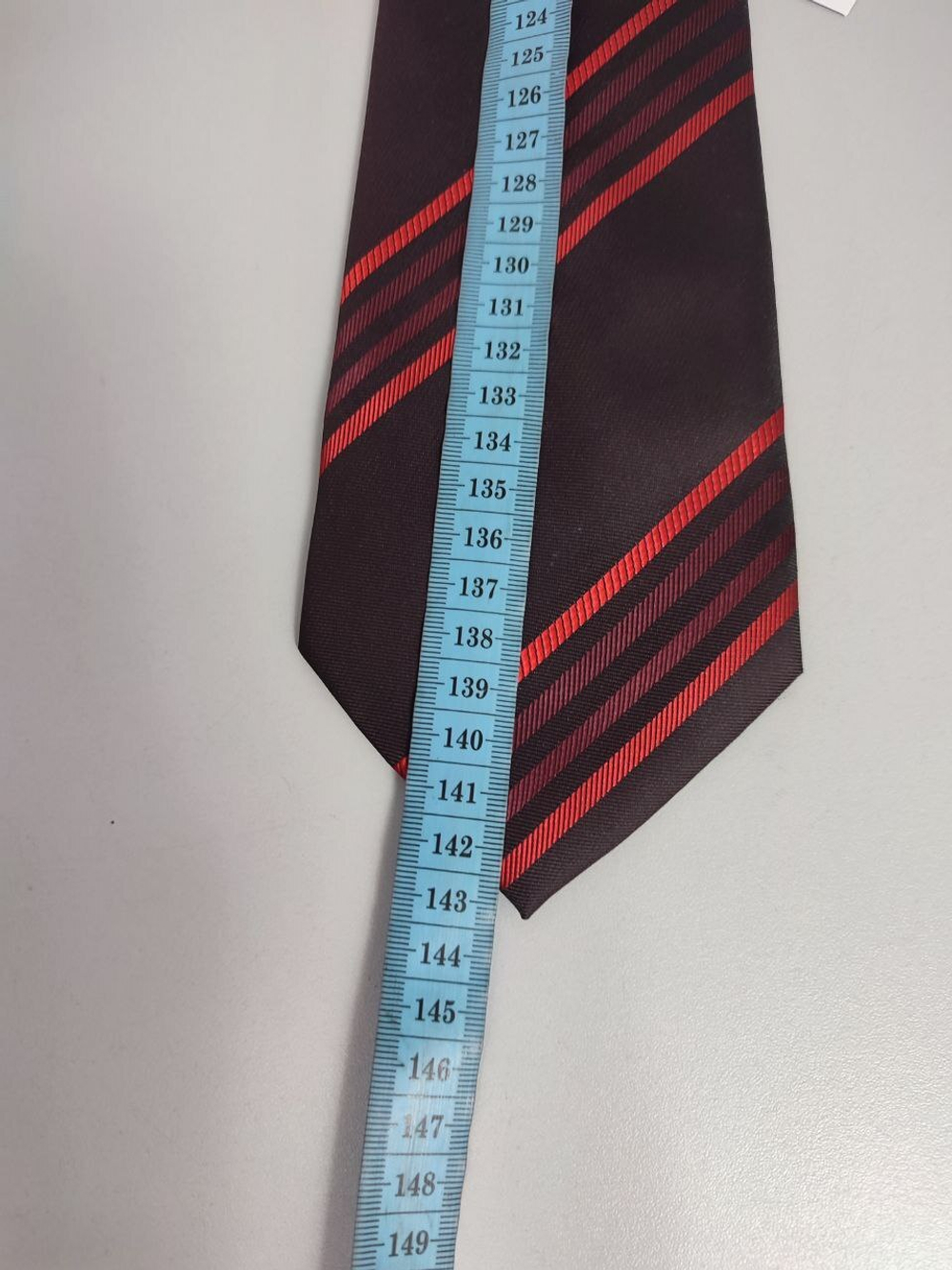 Галстук в красную полоску