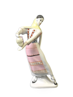 Фарфоровая статуэтка "Девушка с виноградом"