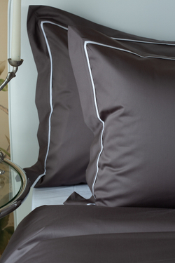 Постельное белье cемейное Сlaire&Caroll George темно-серое с белым кантом