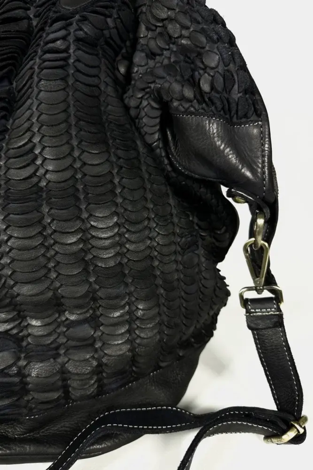 Женская большая плетеная сумка черного цвета