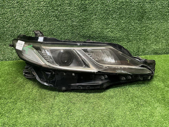 Битая Фара правая Toyota Camry xv70 (17-нв) LED