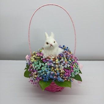 Композиция из радужной гипсофилы Зайка на лужайке