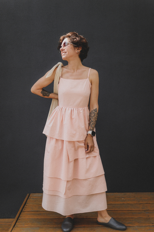 Сарафан на бретелях ярусами из персикового батиста