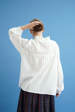 Блузка с рюшами и воротником-стоечкой, белый батист-креп