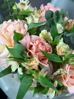 Букет французских роз, альстромерии и эвкалипта