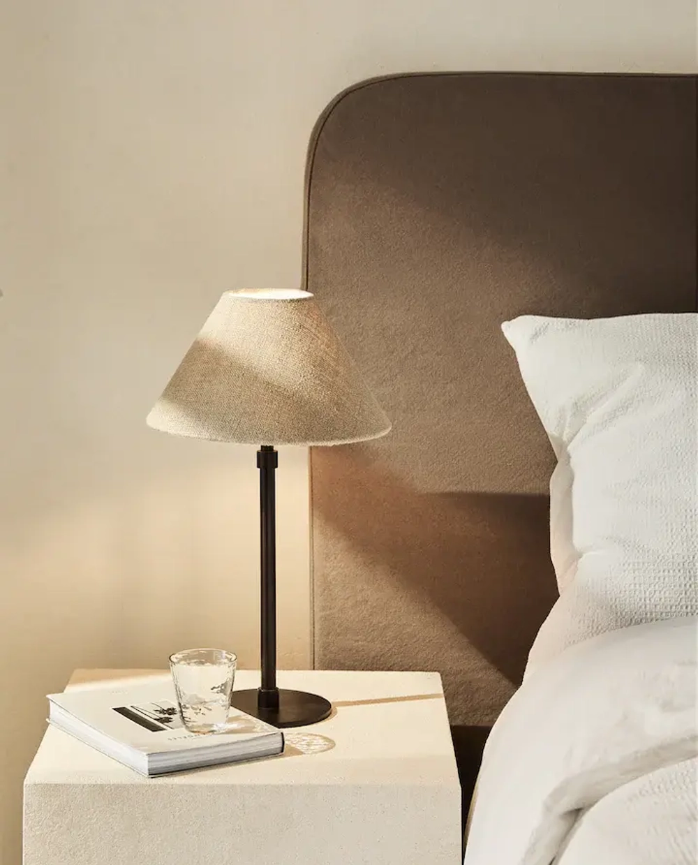 ZARA HOME НАСТОЛЬНАЯ ЛАМПА С МЕТАЛЛИЧЕСКИМ ОСНОВАНИЕМ