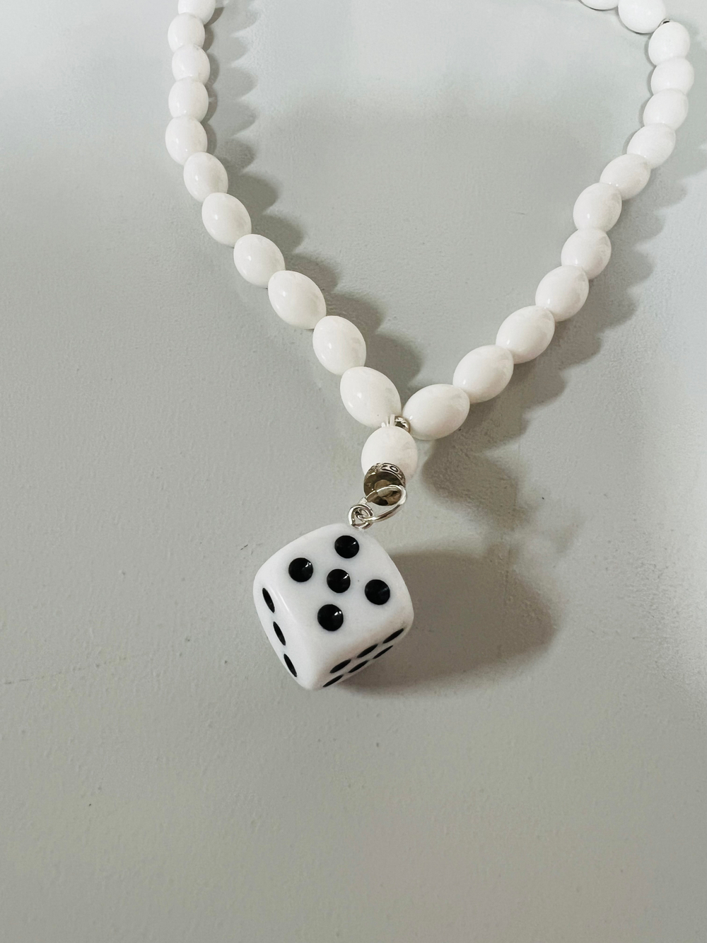 Игрушка-Подвеска на зеркало заднего вида - ЧЕТКИ ЭМАЛЬ Белые - КУБИК Белый