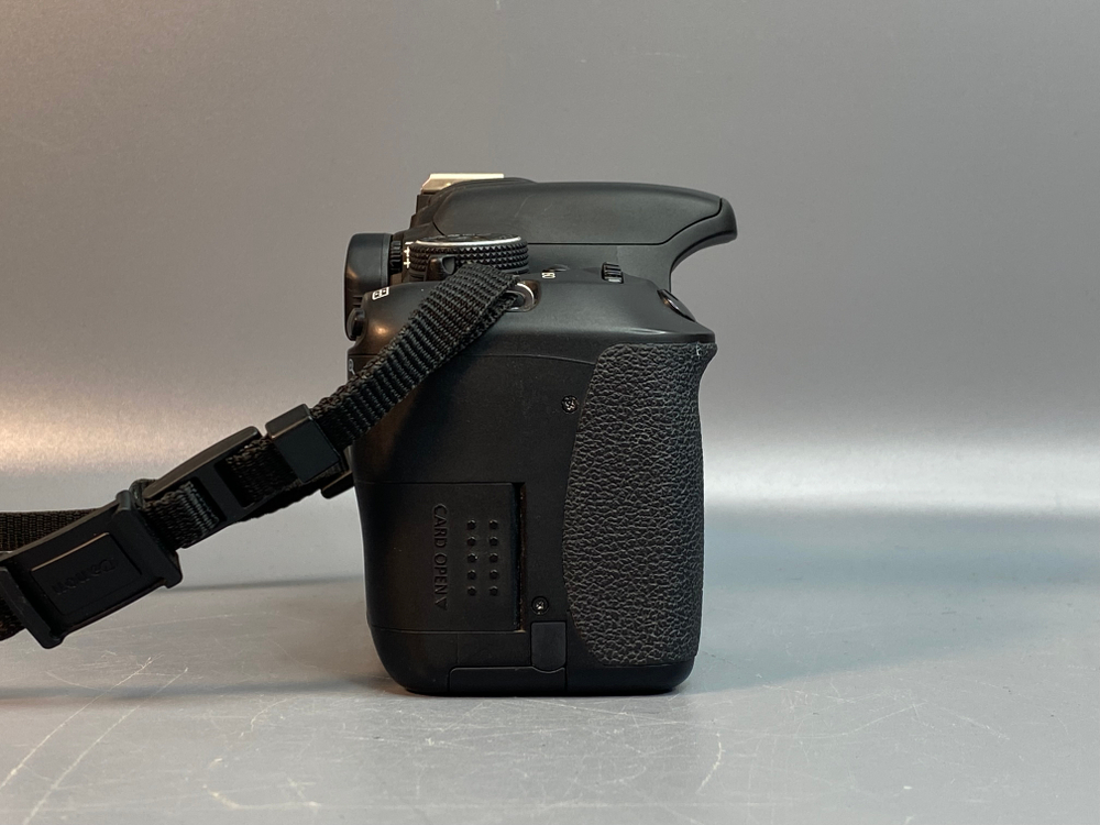 Canon 600D kit 18-55mm 3.5-5.6 IS ll 5.700 кадров