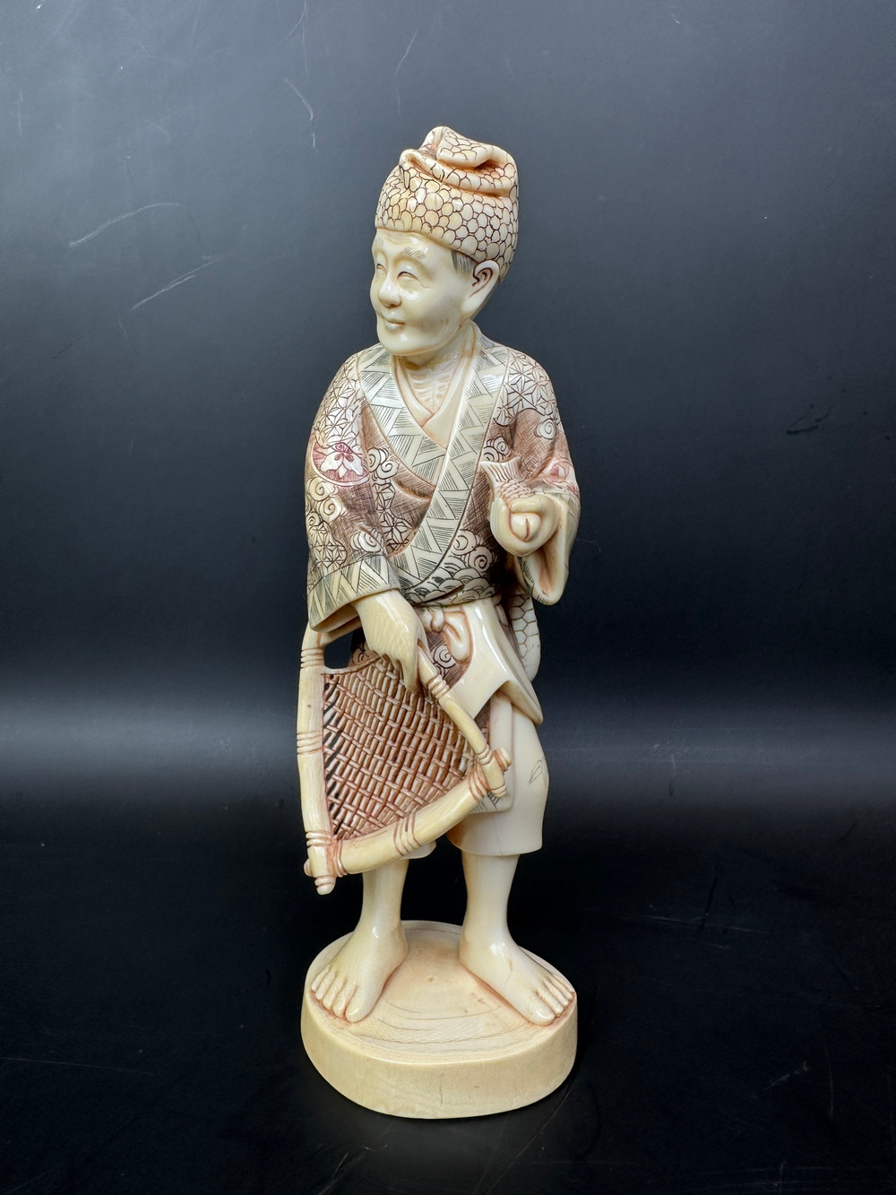 Скульптура из кости — Рыбак с уловом