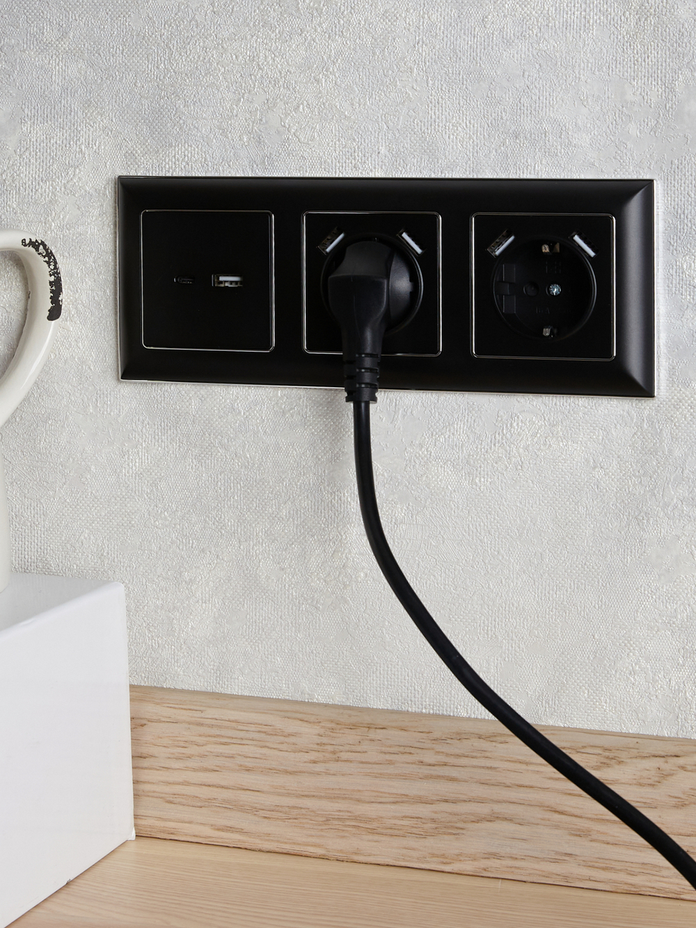 BRITE Розетка 1-местная с заземлением с защитными шторками 16А с USB A+A 5В 3,1А РЮш10-2-БрЧ черный IEK