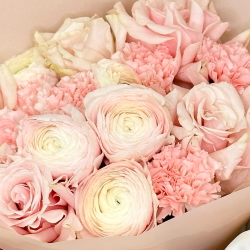 «Фарфор» букет из ранункулюсов, французских роз и диантусов