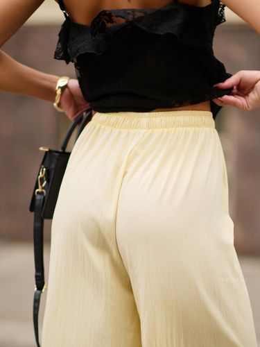 Широкие летние брюки желтого цвета на резинке