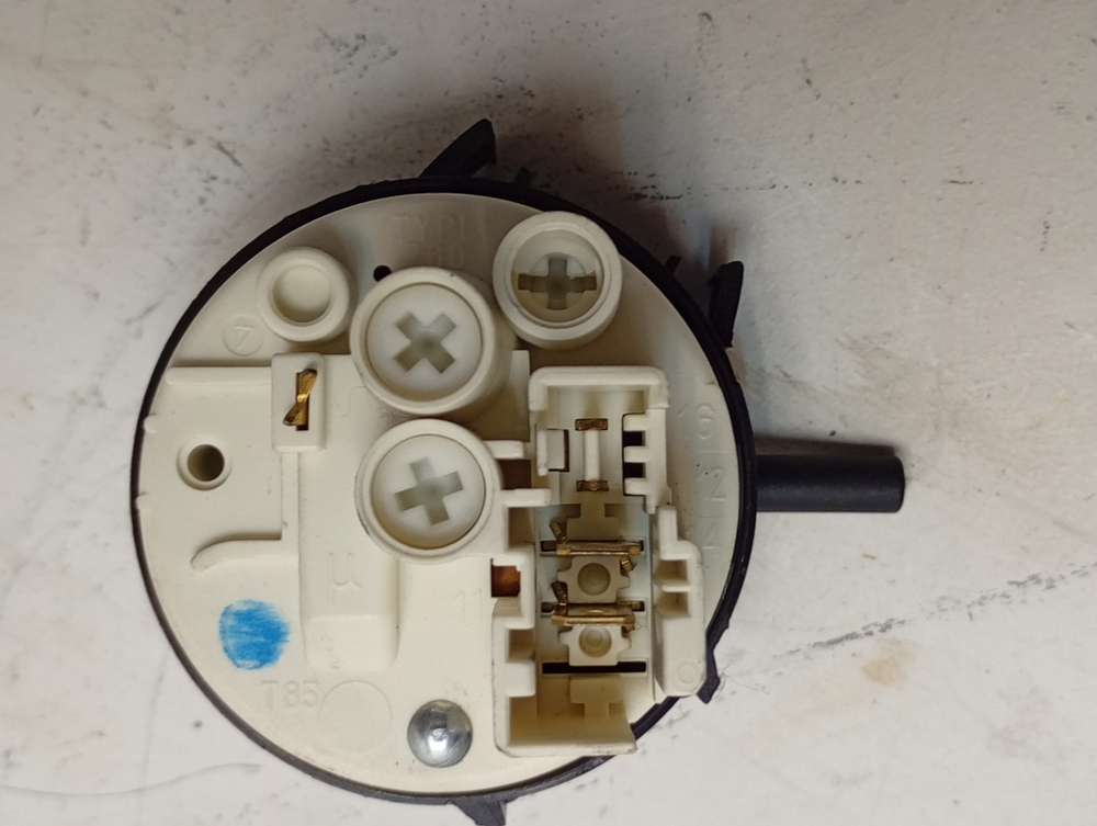 AWS71212 кт20 Датчик уровня воды для стиральной машины Whirlpool Hotpoint-Ariston 461971402451 б/у