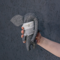 Игрушка ручной работы Слоник серый