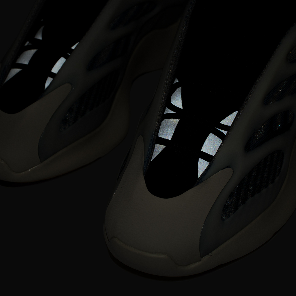 Кроссовки Adidas Yeezy Boost 700 v3 Wmns Kyanite