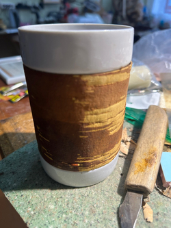 Кружка большая фарфоровая без ручки с берестой. Коллекция Азбука Стефана Пермского (мастера А.Л. Чичкарёва)
