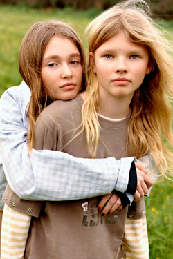 ZARA ФУТБОЛКА СО СВЕРКАЮЩИМИ ЗВЕЗДАМИ, ЗЕМЛЯНОЙ