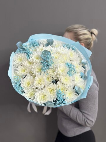 Букет с кустовыми хризантемами сорта "Baltica white" в голубом цвете