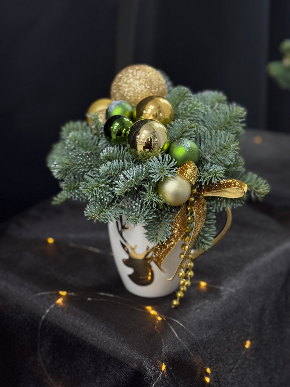 Новогодняя композиция, декорированная в изумрудных и золотых оттенках