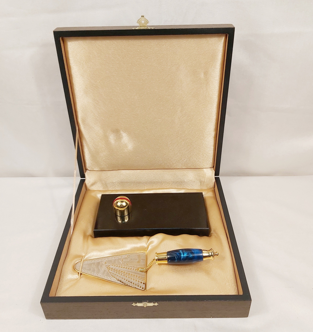 Подарок строителю " Сувенирный мастерок" малый на камне