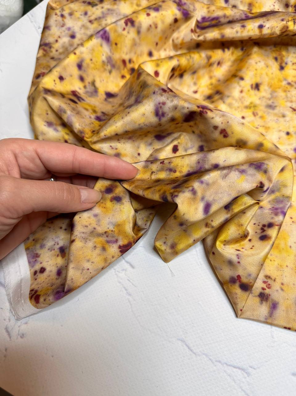 Курточно-плащевая принтованная ткань без пропитки (Altuzarra, 100%полиэстер, Нежно-желтый фон с бежевым/фиолетовые брызги звездного неба, 150, 89 гр/м2)