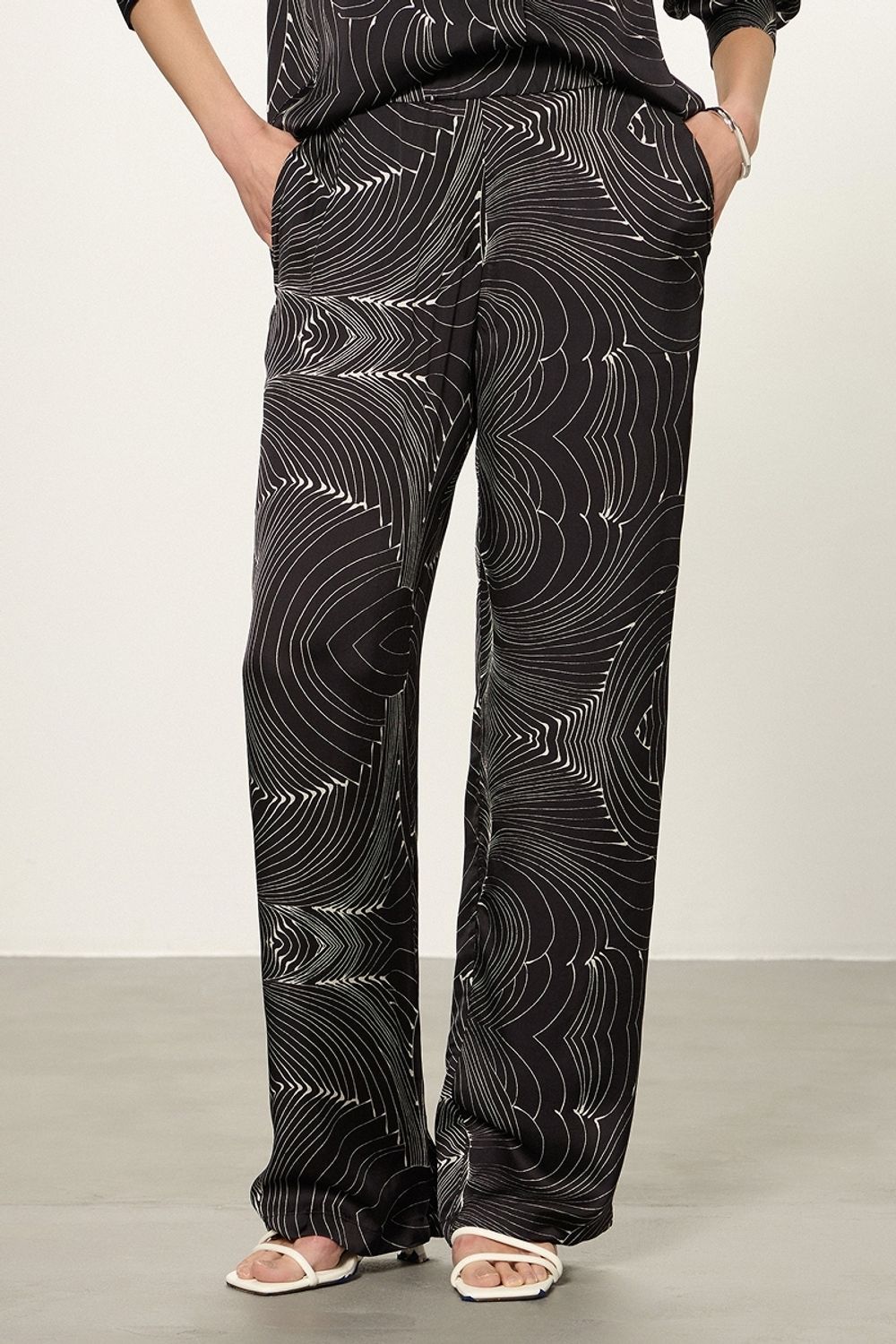Брюки Палаццо на резинке черно-белый принт вискоза