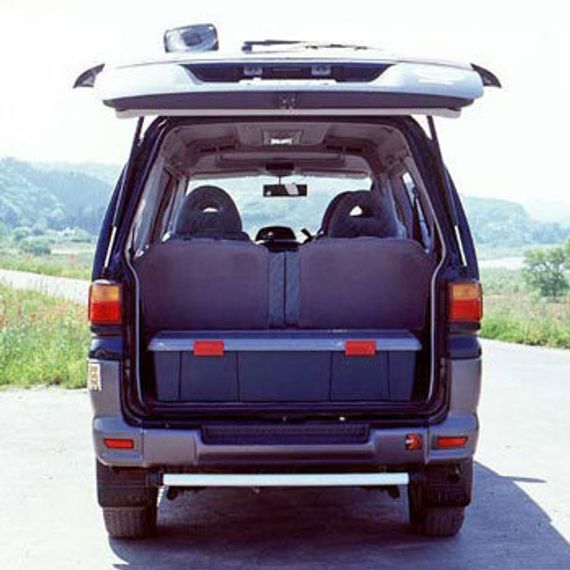 Экспедиционный ящик IRIS RV Box 1150D, в багажнике минивена.