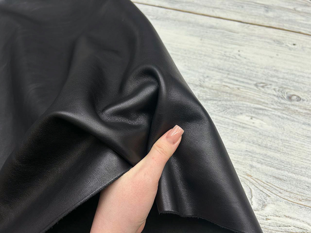 Мягкая галантерейная кожа растительного дубления Nappa Strucco Nero (1,4-1,6 мм)