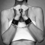 Наручники эротические Bijoux Indiscrets Maze Wide Cuffs, черно-золотые, кожаные, PU ремни