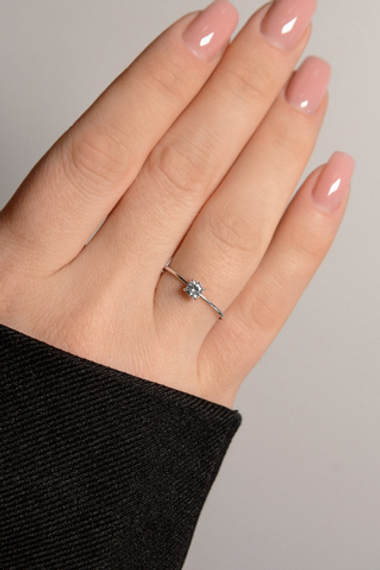 Кольцо помолвочное из серебра с фианитом