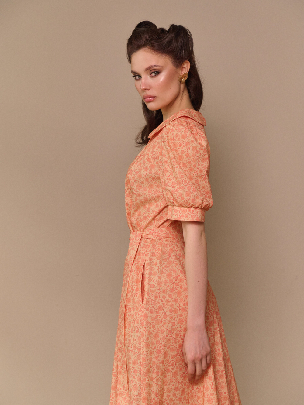 Платье с отложным воротником